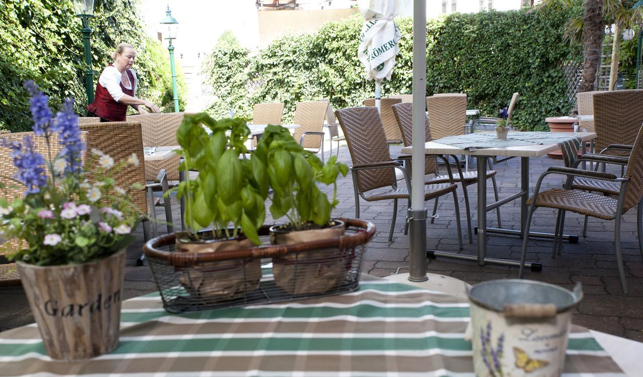 Hotel Restaurant Osterbauer Нойнкирхен Экстерьер фото